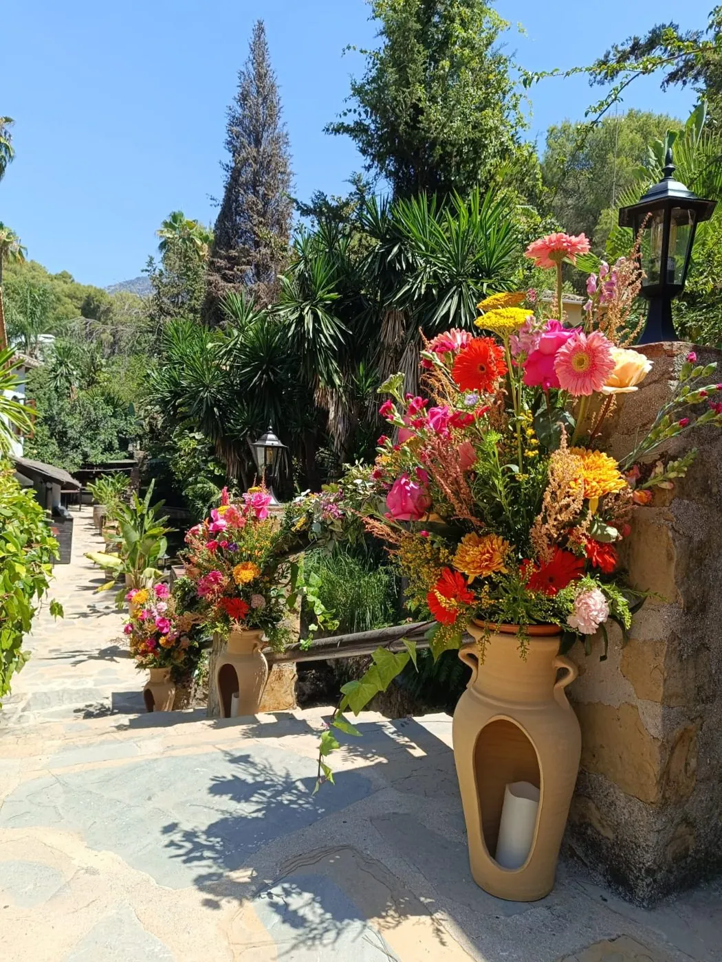 Arreglo floral para un evento al aire libre en la Costa del Sol