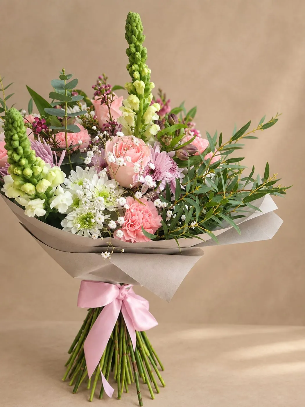 Ramo de flores rosas y blancas de floristería en Marbella